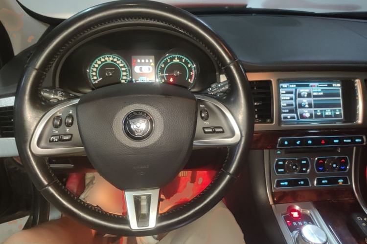 Used Jaguar XF 2014 XF 2.0T Luxury Edition Center Console