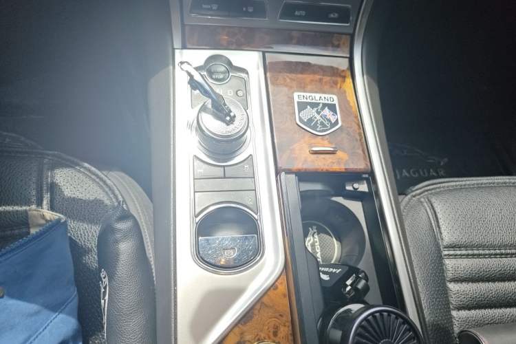 Used Jaguar XF 2014 XF 2.0T Luxury Edition Gear Lever