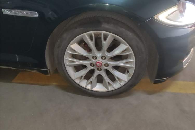 Used Jaguar XF 2014 XF 2.0T Luxury Edition Right Front Wheel Hub