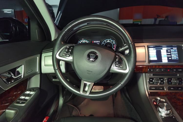 Used Jaguar XF 2014 XF 2.0T Luxury Edition Steering Wheel