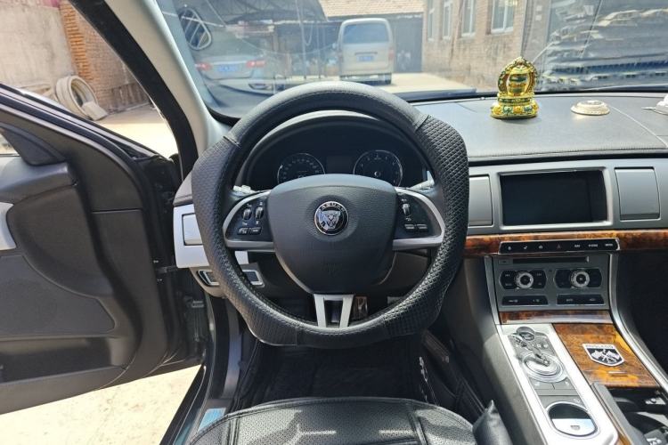 Used Jaguar XF 2014 XF 2.0T Luxury Edition Steering Wheel