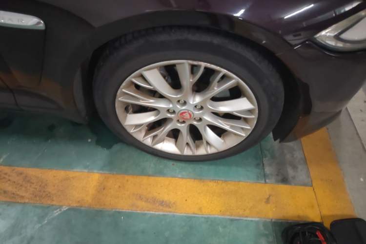 Used Jaguar XF 2014 XF 2.0T Luxury Edition Right Front Wheel Hub