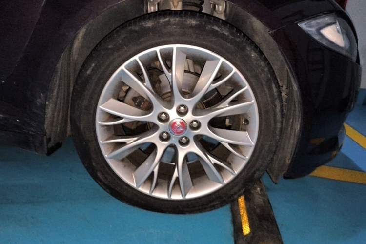 Used Jaguar XF 2014 XF 2.0T Luxury Edition Right Front Wheel Hub