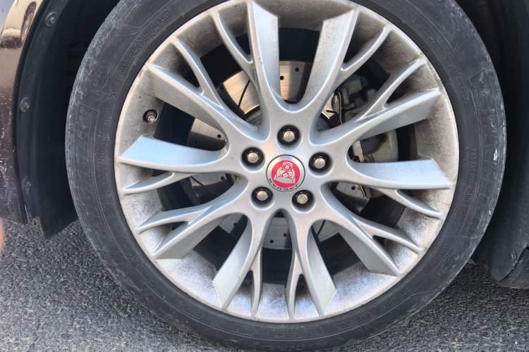 Used Jaguar XF 2014 XF 2.0T Prestige Edition Right Front Wheel Hub