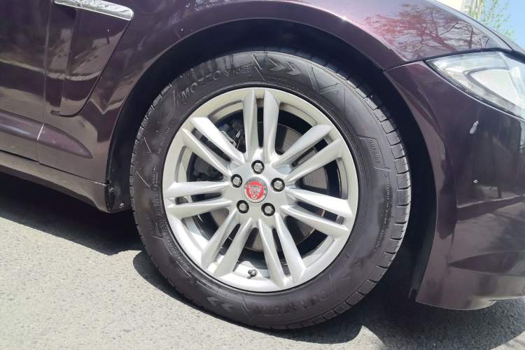 Used Jaguar XF 2014 XF 2.0T Prestige Edition Right Front Wheel Hub