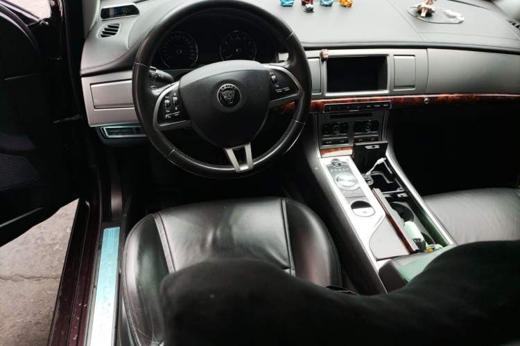 Used Jaguar XF 2014 XF 2.0T Luxury Edition Steering Wheel