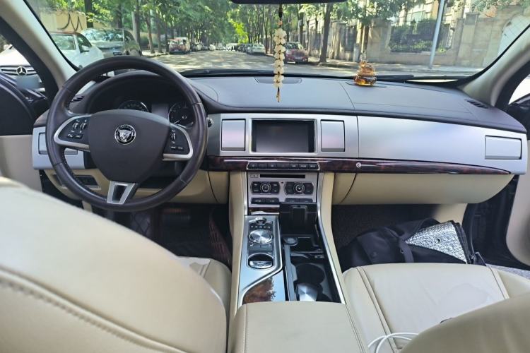 Used Jaguar XF 2014 XF 2.0T Luxury Edition Center Console