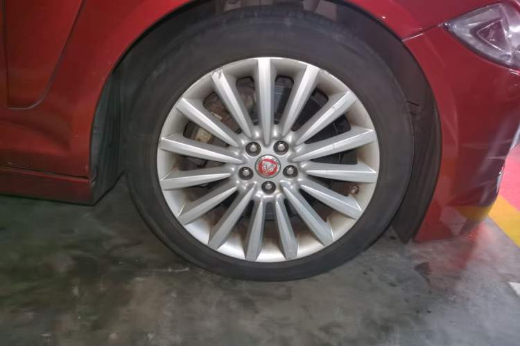 Used Jaguar XF 2014 XF 3.0 SC Luxury Edition Right Front Wheel Hub