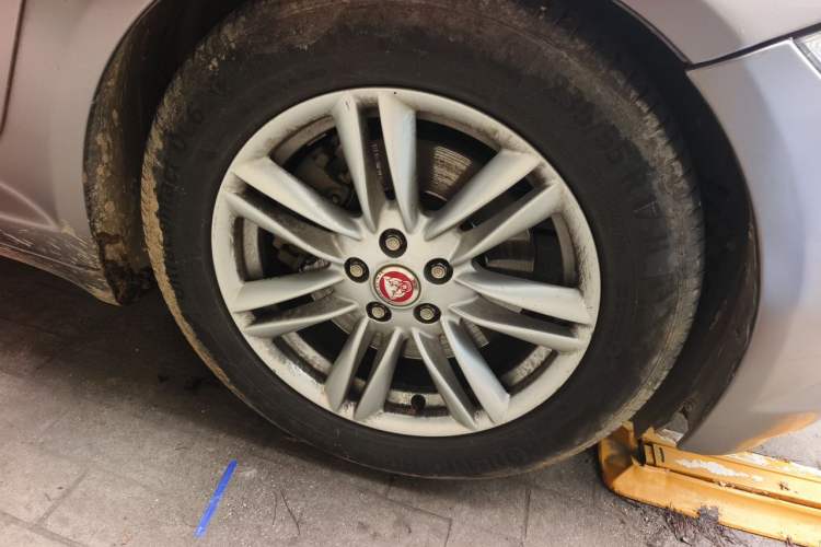 Used Jaguar XF 2014 XF 2.0T Prestige Edition Right Front Wheel Hub
