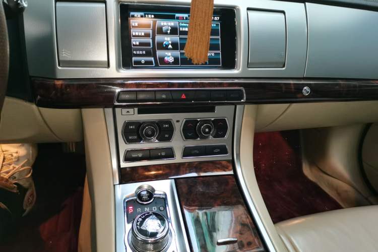 Used Jaguar XF 2014 XF 2.0T Luxury Edition Audio And AC Panel
