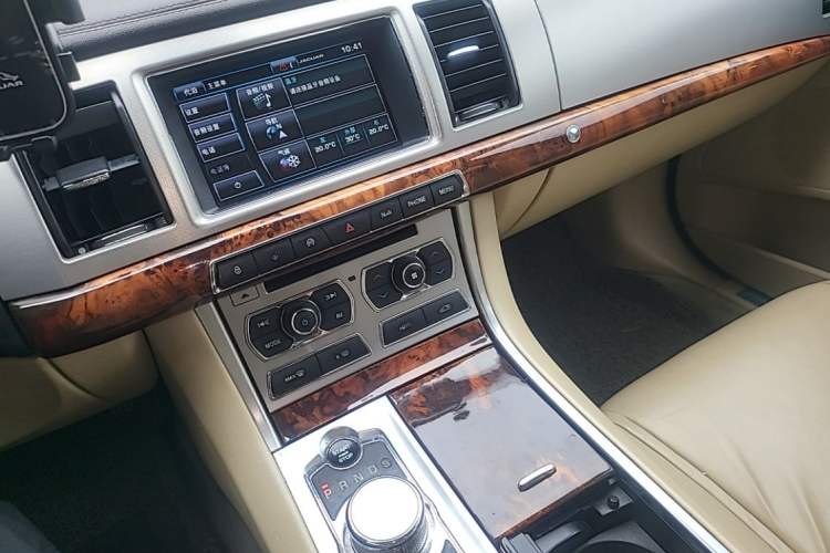 Used Jaguar XF 2014 XF 2.0T Prestige Edition Audio And AC Panel