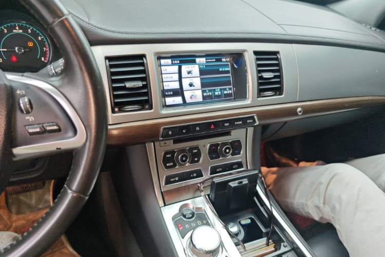 Used Jaguar XF 2014 XF 2.0T Prestige Edition Audio And AC Panel