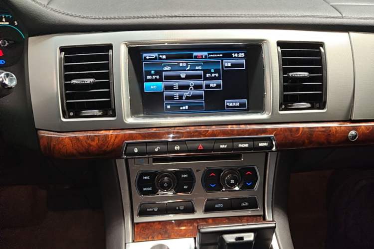 Used Jaguar XF 2014 XF 2.0T Luxury Edition Audio And AC Panel