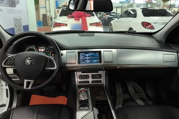 Used Jaguar XF 2014 XF 2.0T Prestige Edition Center Console