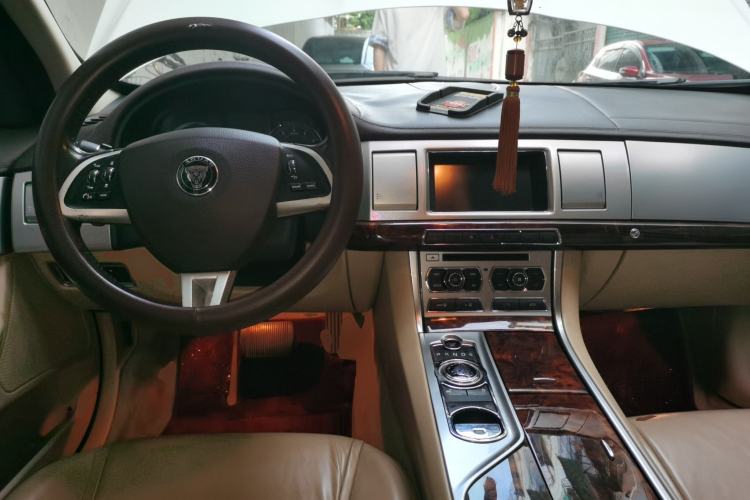 Used Jaguar XF 2014 XF 2.0T Luxury Edition Center Console