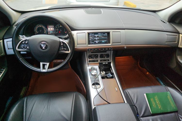 Used Jaguar XF 2014 XF 2.0T Prestige Edition Center Console