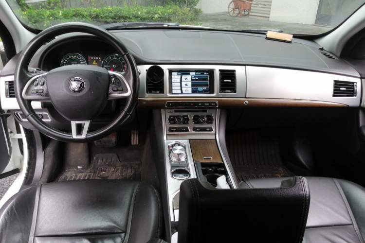 Used Jaguar XF 2014 XF 2.0T Prestige Edition Center Console