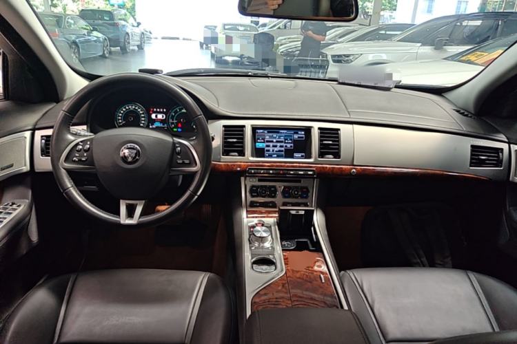Used Jaguar XF 2014 XF 2.0T Luxury Edition Center Console