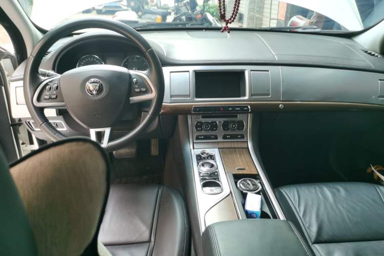 Used Jaguar XF 2014 XF 2.0T Prestige Edition Center Console
