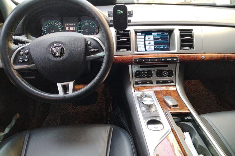 Used Jaguar XF 2014 XF 2.0T Luxury Edition Center Console