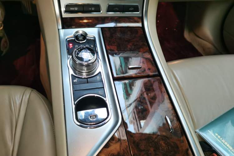 Used Jaguar XF 2014 XF 2.0T Luxury Edition Gear Lever