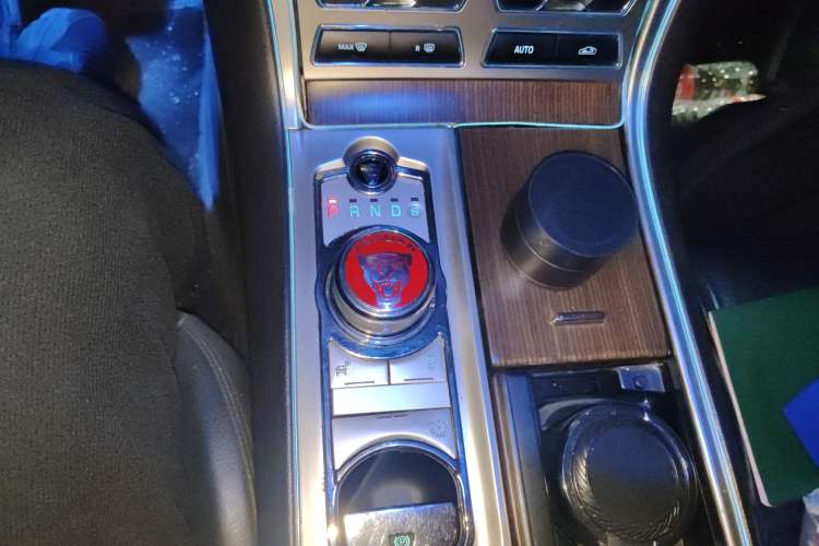 Used Jaguar XF 2014 XF 2.0T Prestige Edition Gear Lever