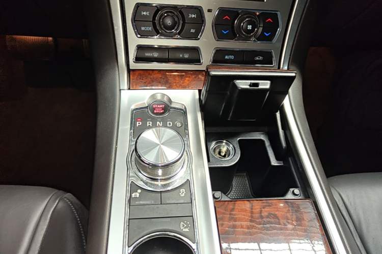 Used Jaguar XF 2014 XF 2.0T Luxury Edition Gear Lever