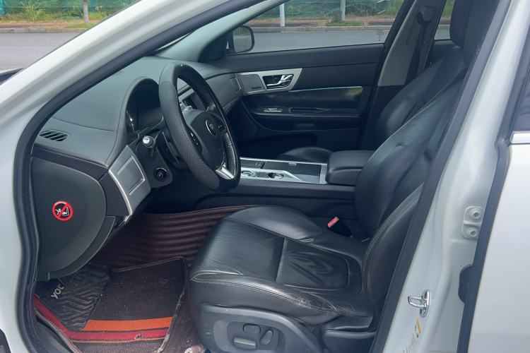 Used Jaguar XF 2014 XF 2.0T Luxury Edition Interior 1