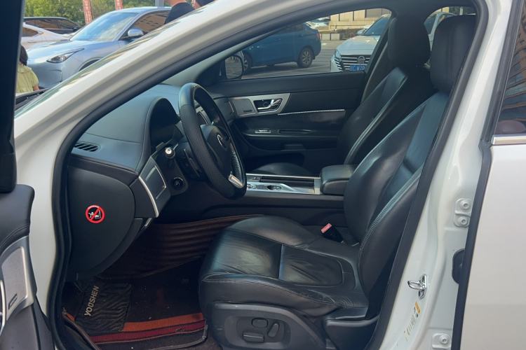 Used Jaguar XF 2014 XF 2.0T Luxury Edition Interior 1