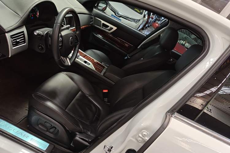 Used Jaguar XF 2014 XF 2.0T Luxury Edition Left Front Seat