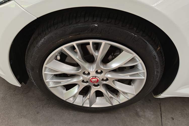 Used Jaguar XF 2014 XF 2.0T Luxury Edition Left Front Wheel Hub