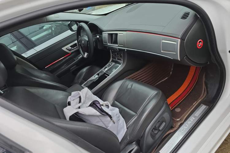 Used Jaguar XF 2014 XF 2.0T Luxury Edition Right Front Seat