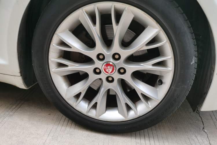 Used Jaguar XF 2014 XF 2.0T Luxury Edition Right Front Wheel Hub