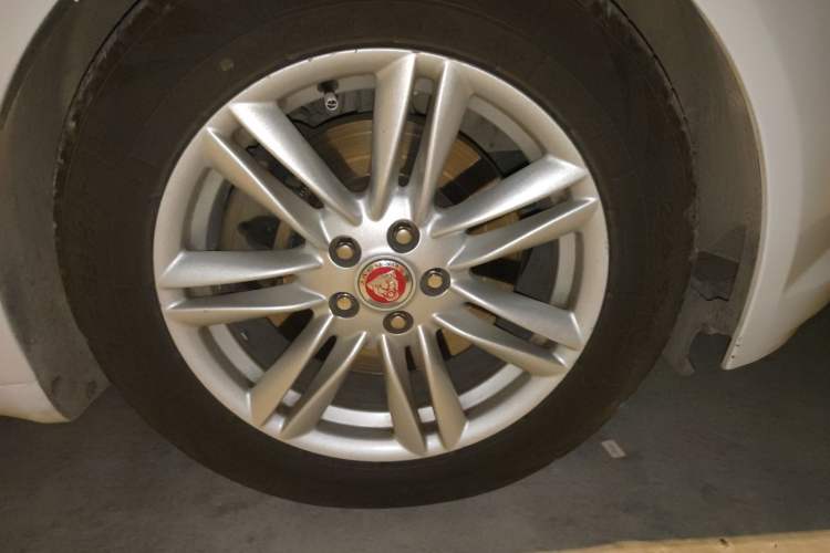 Used Jaguar XF 2014 XF 2.0T Prestige Edition Right Front Wheel Hub