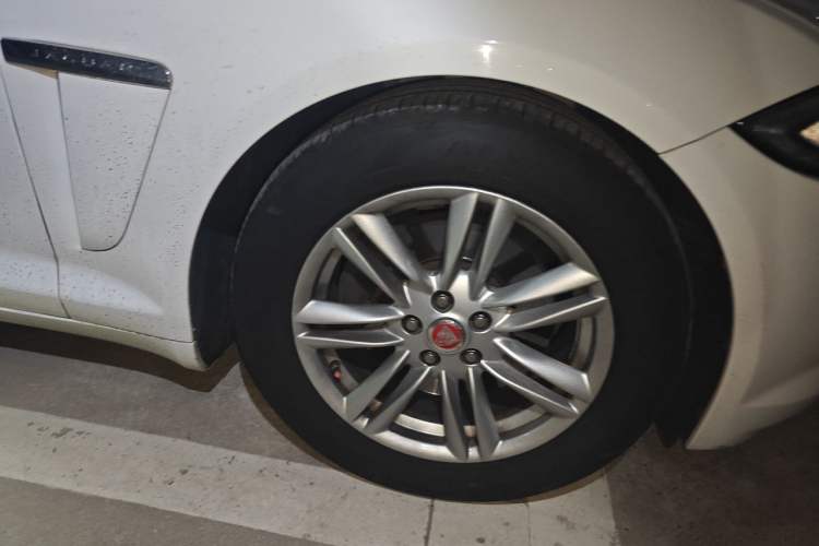 Used Jaguar XF 2014 XF 2.0T Prestige Edition Right Front Wheel Hub