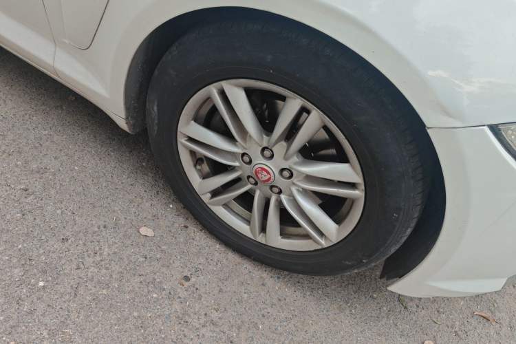 Used Jaguar XF 2014 XF 2.0T Prestige Edition Right Front Wheel Hub