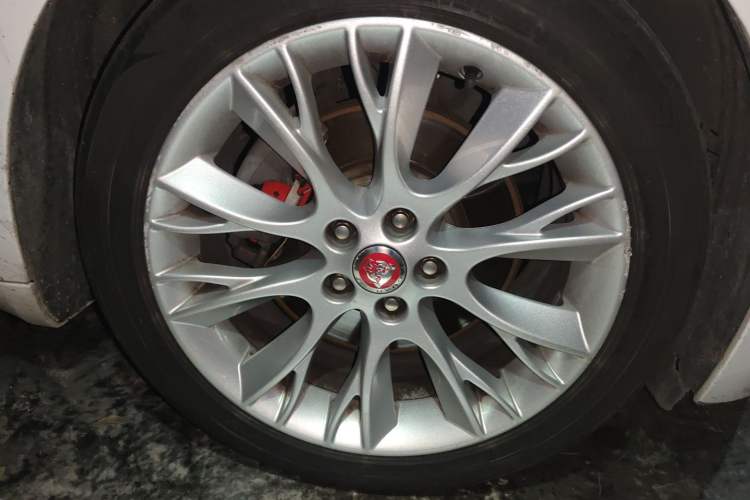 Used Jaguar XF 2014 XF 2.0T Luxury Edition Right Front Wheel Hub