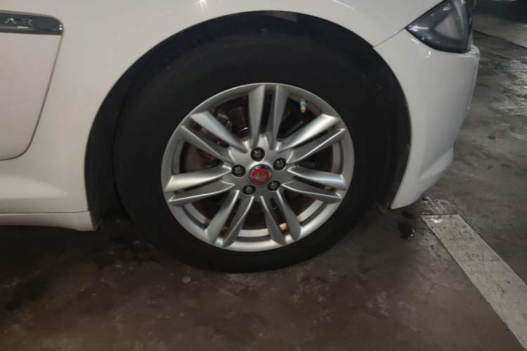 Used Jaguar XF 2014 XF 2.0T Prestige Edition Right Front Wheel Hub