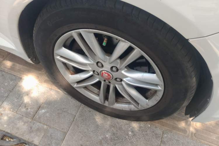 Used Jaguar XF 2014 XF 2.0T Prestige Edition Right Front Wheel Hub