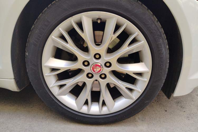 Used Jaguar XF 2014 XF 2.0T Luxury Edition Right Front Wheel Hub