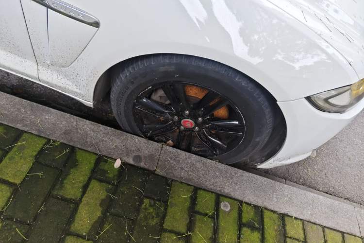 Used Jaguar XF 2014 XF 2.0T Prestige Edition Right Front Wheel Hub