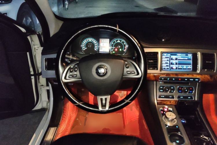 Used Jaguar XF 2014 XF 2.0T Luxury Edition Steering Wheel