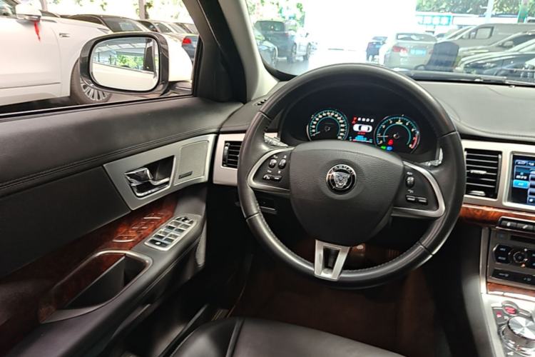 Used Jaguar XF 2014 XF 2.0T Luxury Edition Steering Wheel