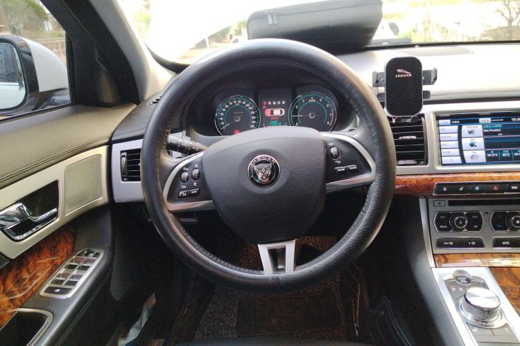 Used Jaguar XF 2014 XF 2.0T Luxury Edition Steering Wheel