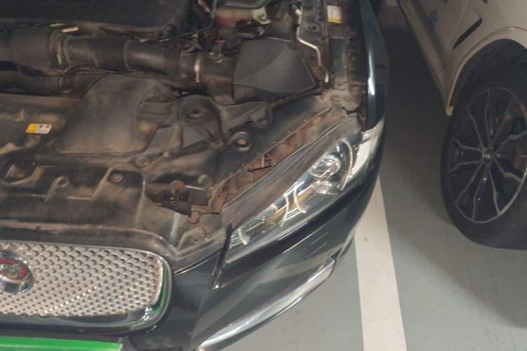 Used Jaguar XF 2015 XF 2.0T 80th Anniversary Collector's Edition Engine Bay Left