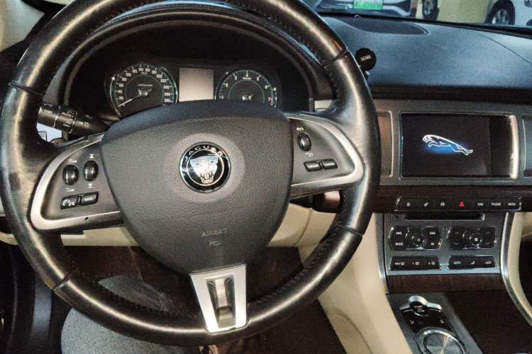 Used Jaguar XF 2015 XF 2.0T Prestige Edition Interior 3