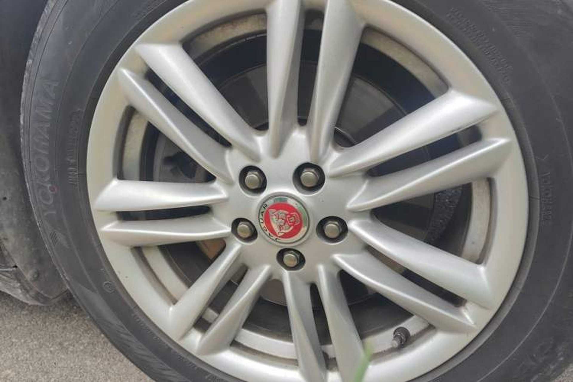 Used Jaguar XF 2015 XF 2.0T 80th Anniversary Collector's Edition Right Front Wheel Hub