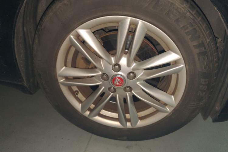 Used Jaguar XF 2015 XF 2.0T 80th Anniversary Collector's Edition Right Front Wheel Hub