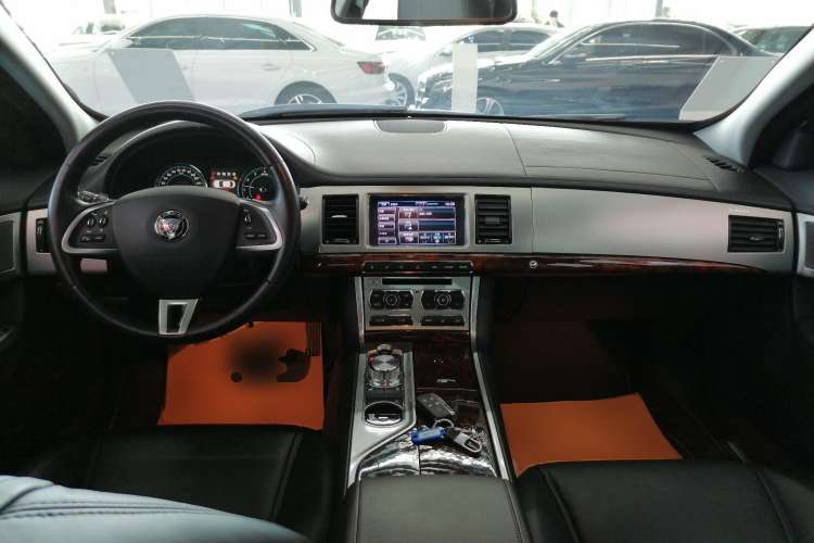 Used Jaguar XF 2015 XF 2.0T Luxury Edition Center Console