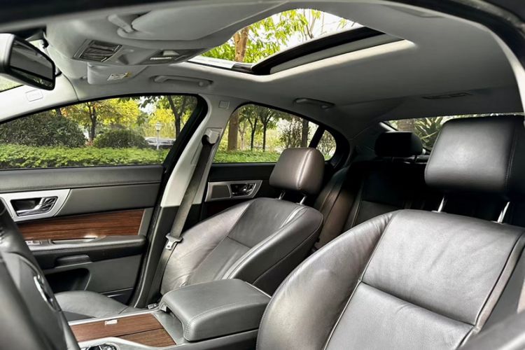 Used Jaguar XF 2015 XF 2.0T Prestige Edition Interior 3